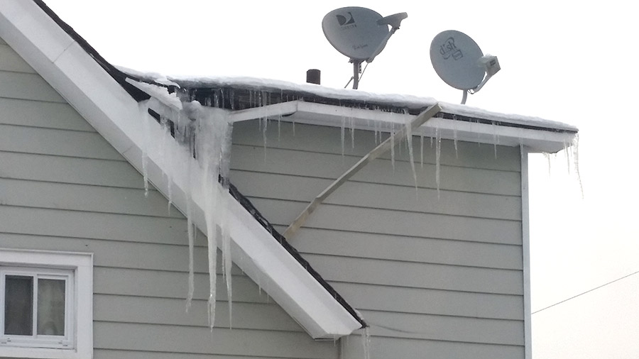 Snow accumulation on the roofs, wood’s problems reason